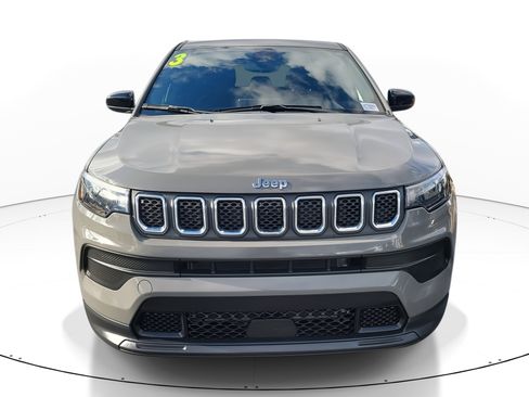 Used 2023 Jeep Compass Sport image 2