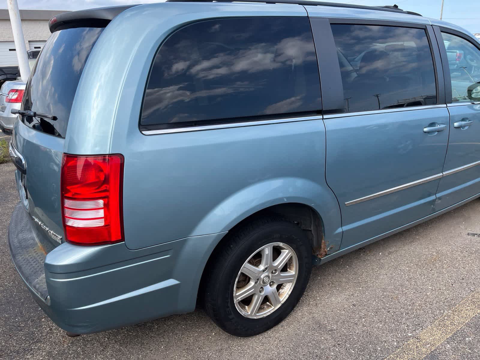 Used 2009 Chrysler Town & Country Touring w/ Family Value Group FWD image 12