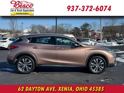 Used 2018 INFINITI QX30 Premium image 3