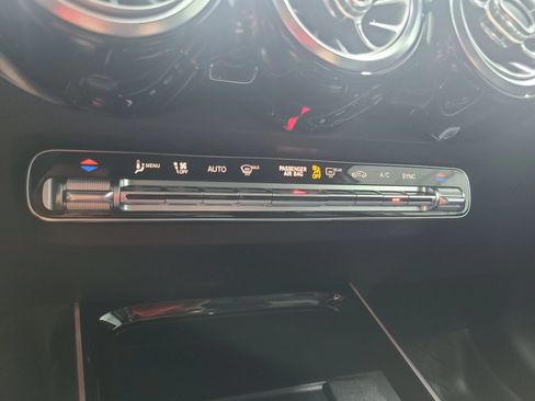 Used 2021 Mercedes-Benz GLB 250 4MATIC image 33