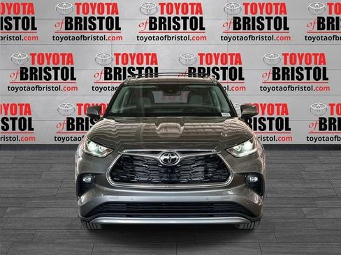 New 2026 Toyota Highlander Platinum image 9