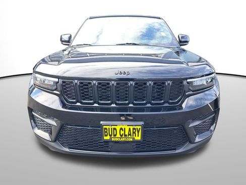 Used 2023 Jeep Grand Cherokee Altitude image 9