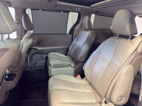 Used 2014 Toyota Sienna Limited w/ Limited Premium Package FWD image 27
