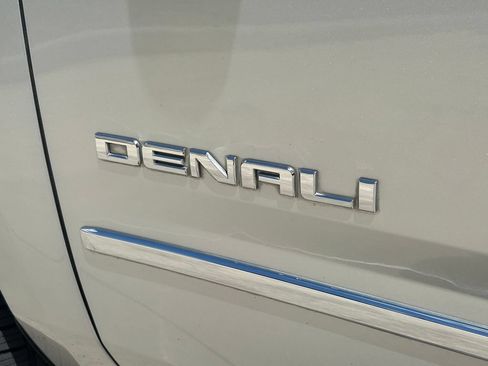 Used 2017 GMC Yukon Denali RWD image 18