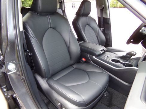 Used 2025 Toyota Highlander XLE AWD/4WD image 24