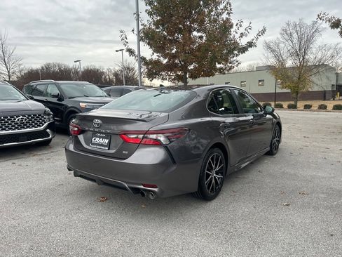 Used 2024 Toyota Camry SE image 3