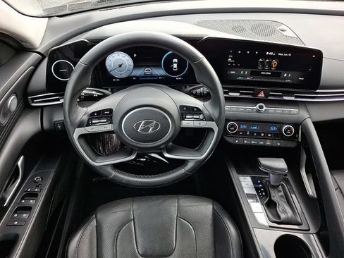 Used 2022 Hyundai Elantra Limited w/ Preferred Accessory Package FWD image 10
