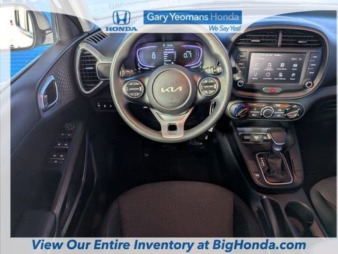 Used 2025 Kia Soul LX w/ LX Technology Package FWD image 14