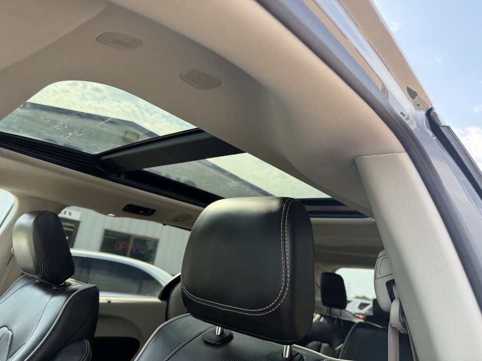 Used 2023 Chrysler Pacifica Limited FWD image 13