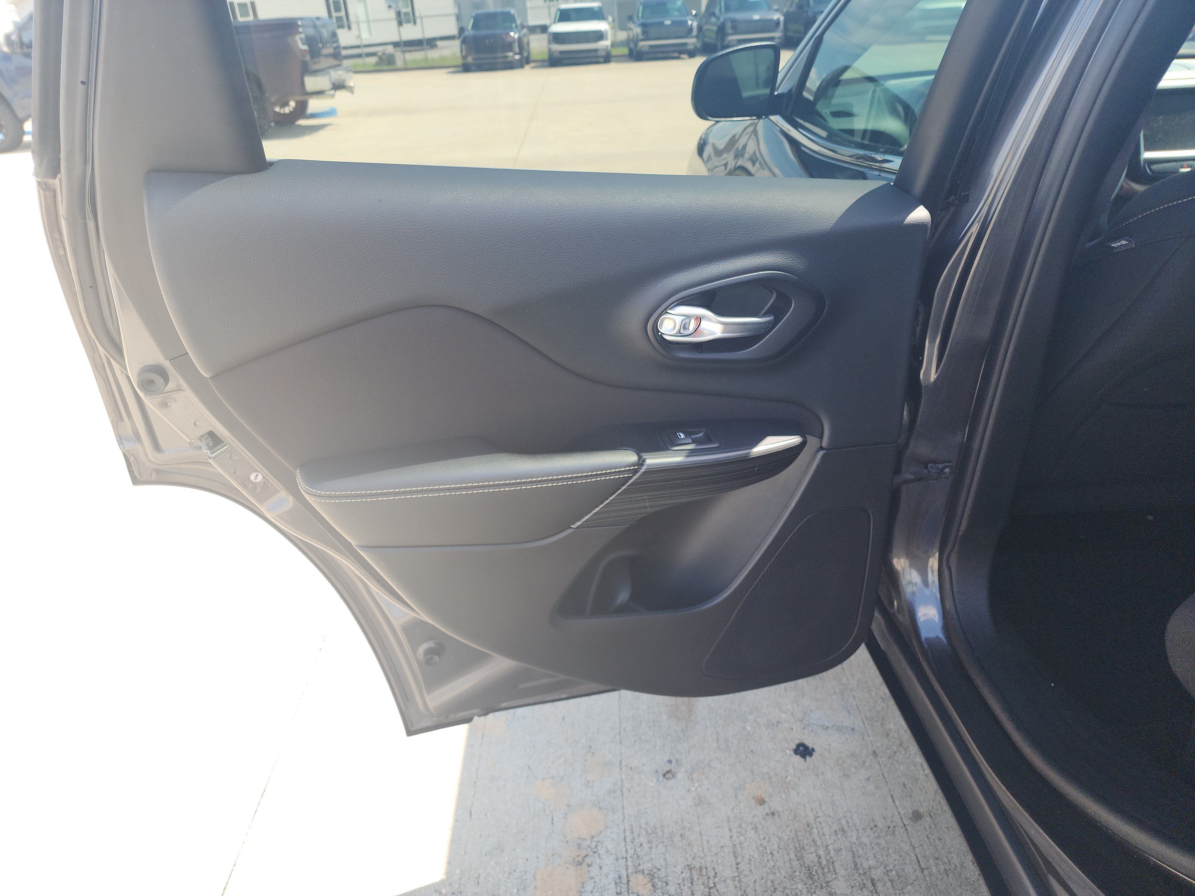 Used 2016 Jeep Cherokee Latitude w/ Comfort & Sound Group FWD image 15