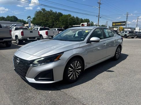 Used 2024 Nissan Altima 2.5 SV w/ SV Premium Package FWD image 3