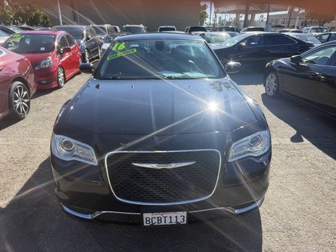 Used 2016 Chrysler 300 Limited RWD image 2