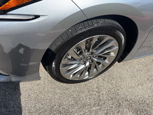 Used 2022 Lexus ES 300h Ultra Luxury w/ Accessory Package 2 FWD image 9