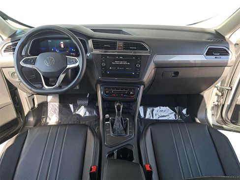 Certified 2022 Volkswagen Tiguan SE image 9