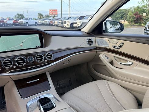 Used 2017 Mercedes-Benz S 550 4MATIC Sedan image 27