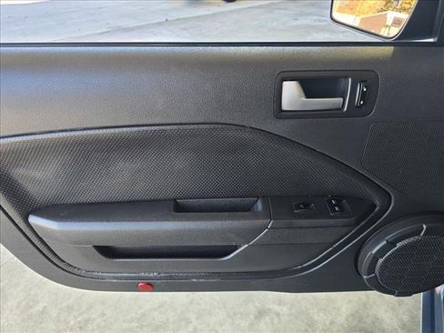 Used 2005 Ford Mustang GT Premium image 7