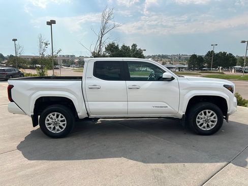 Used 2025 Toyota Tacoma SR5 AWD/4WD image 9