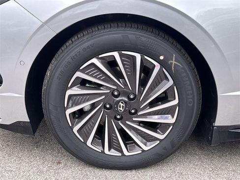 New 2025 Hyundai Sonata Limited image 9