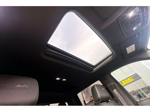 Used 2022 Chevrolet Silverado 1500 High Country w/ Technology Package image 18