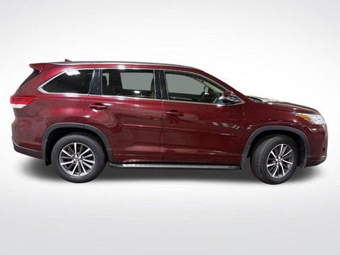 Used 2017 Toyota Highlander XLE image 3