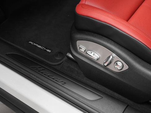 Certified 2026 Porsche Macan AWD/4WD image 28