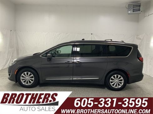 Used 2018 Chrysler Pacifica Touring-L image 1