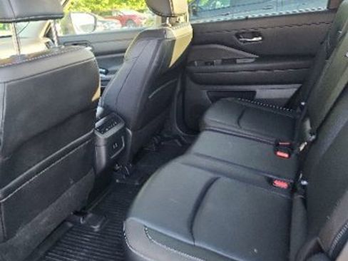 Used 2023 Nissan Pathfinder SL w/ Lighting Package (N92) AWD/4WD image 14