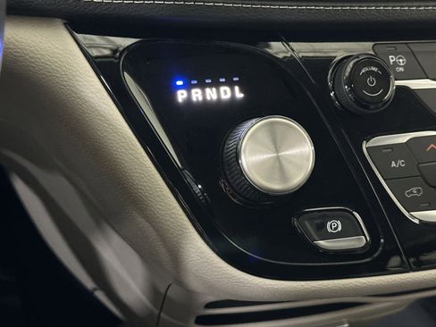 Used 2022 Chrysler Pacifica Touring-L w/ Uconnect Theater Family Group image 33