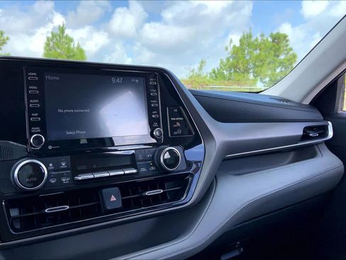 Used 2022 Toyota Highlander LE FWD image 35