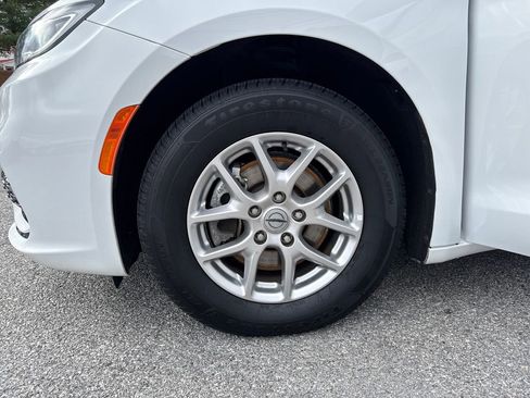 Used 2024 Chrysler Pacifica Touring-L FWD image 26
