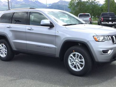 Used 2020 Jeep Grand Cherokee Laredo AWD/4WD image 2