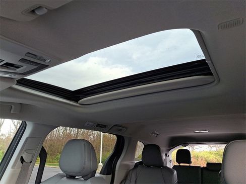 Certified 2024 Toyota Sienna XLE image 15