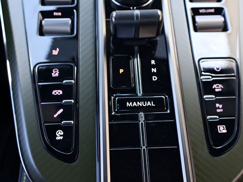 Used 2026 Aston Martin V8 Vantage Coupe RWD image 24