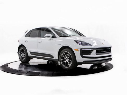 Certified 2022 Porsche Macan image 9
