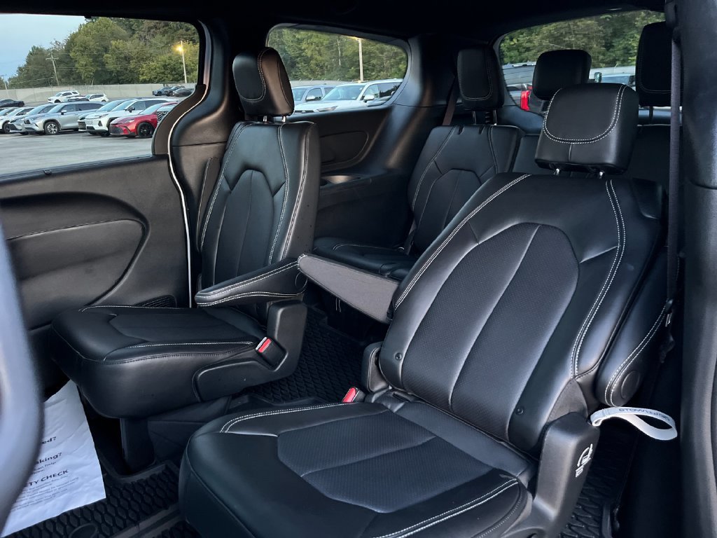 Used 2025 Chrysler Pacifica Select AWD/4WD image 14