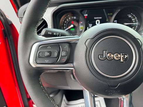 Used 2025 Jeep Wrangler Unlimited Sahara w/ Safety Group AWD/4WD image 21