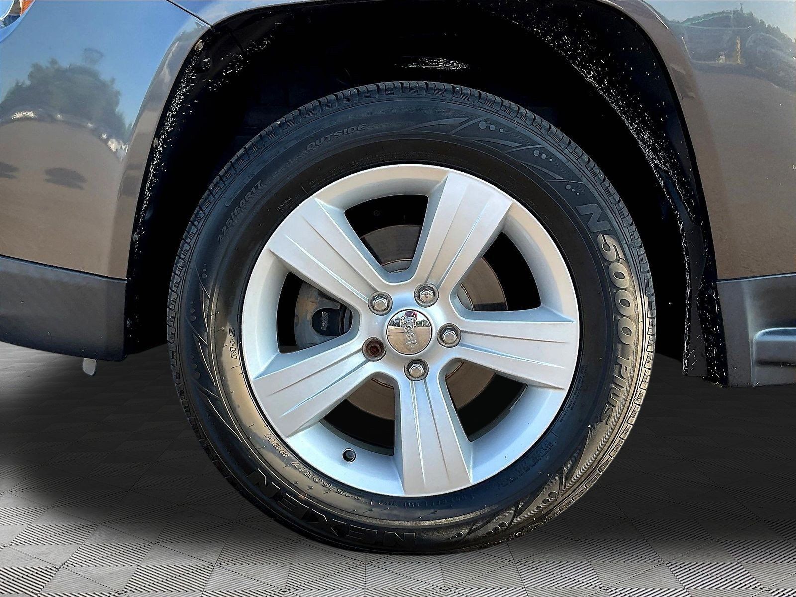 Used 2017 Jeep Compass Latitude AWD/4WD image 33