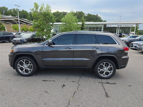 Used 2021 Jeep Grand Cherokee Laredo RWD image 6