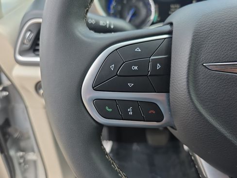 Used 2024 Chrysler Pacifica Touring-L FWD image 18