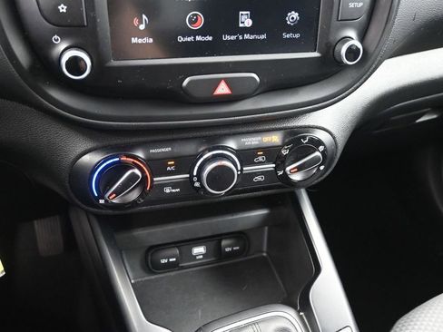 Used 2025 Kia Soul LX w/ LX Technology Package FWD image 17