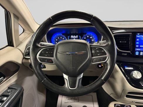 Used 2017 Chrysler Pacifica Touring-L FWD image 18