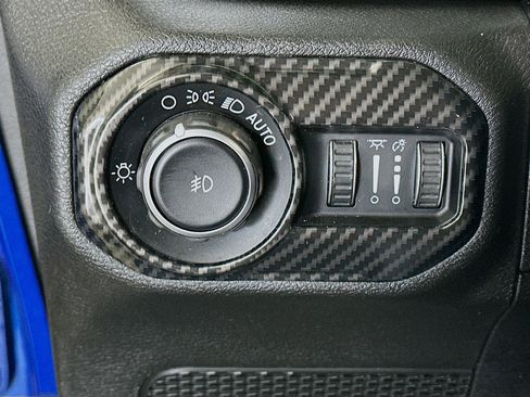 Used 2019 Jeep Wrangler Unlimited Sahara AWD/4WD image 16