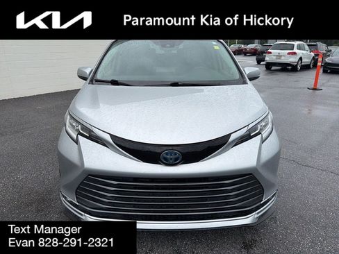 Used 2021 Toyota Sienna Limited FWD image 2