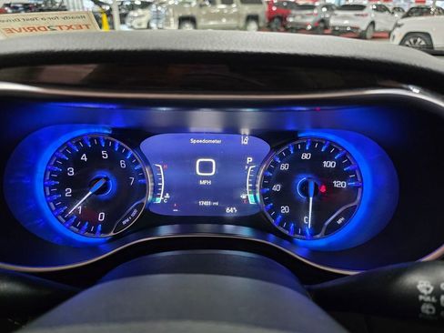 Used 2024 Chrysler Pacifica Limited AWD/4WD image 32