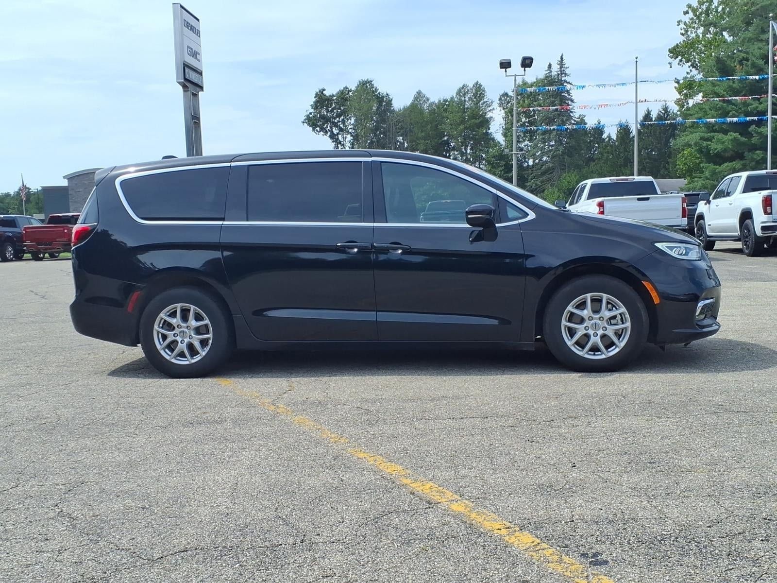 Used 2025 Chrysler Pacifica Select FWD image 16