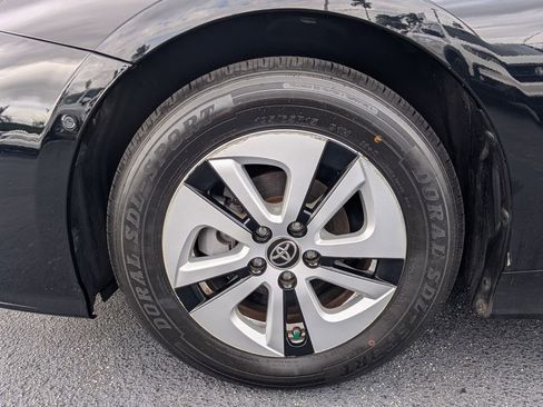 Used 2018 Toyota Prius One image 9