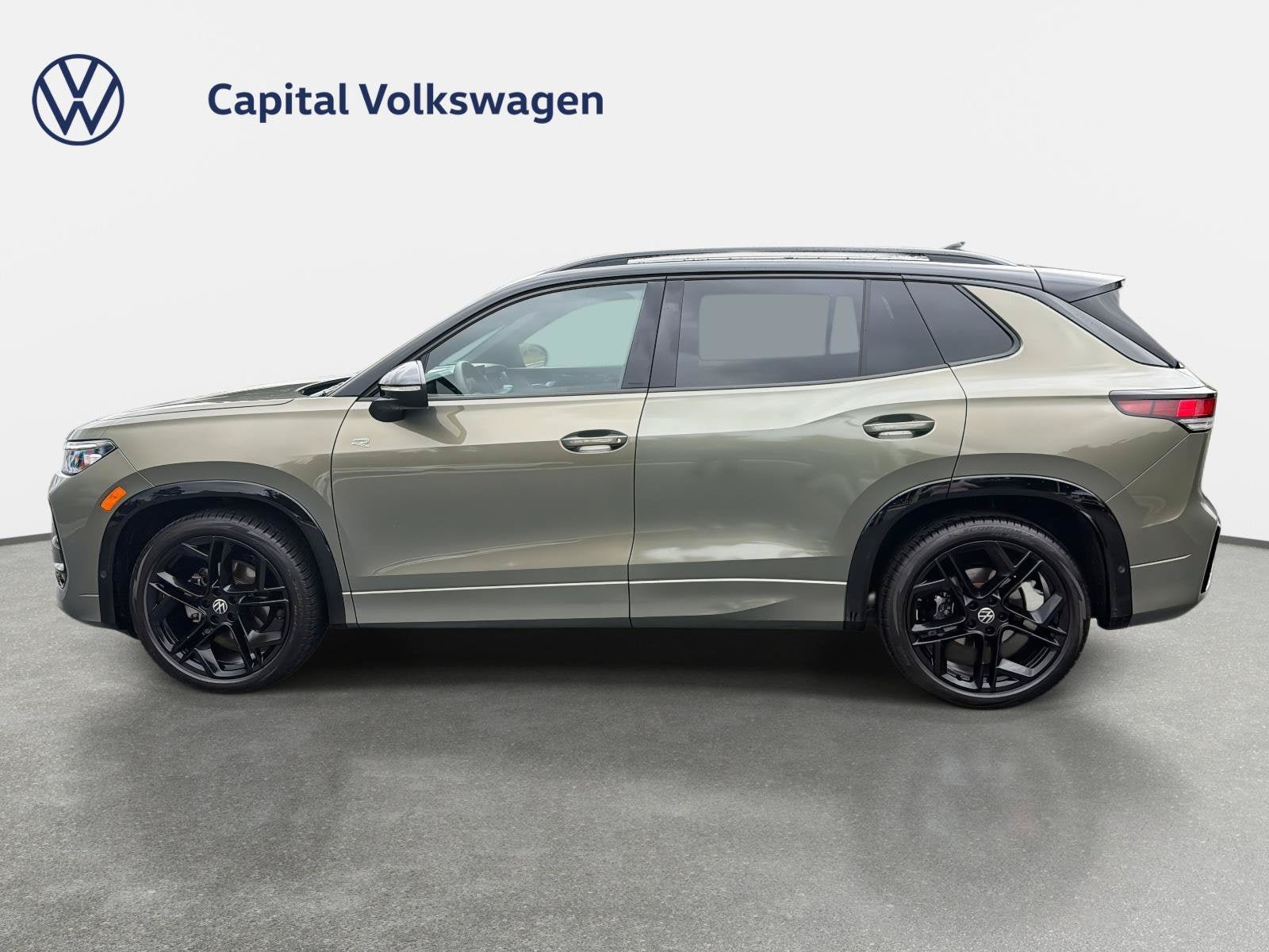 Certified 2026 Volkswagen Tiguan SE R-Line FWD image 9