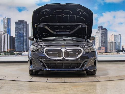 Used 2025 BMW i5 M60 w/ Premium Package image 4