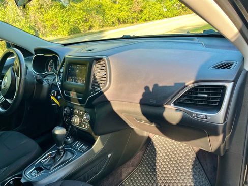 Used 2019 Jeep Cherokee Latitude w/ Cold Weather Group image 13