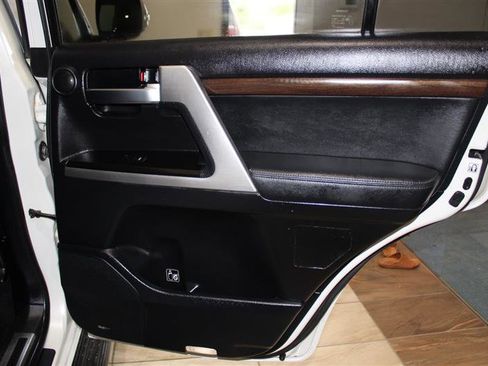 Used 2016 Toyota Land Cruiser image 39
